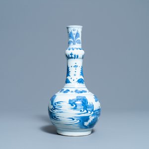 A Chinese blue and white bottle vase with figures in a landscape, Transitional period — 照片 3