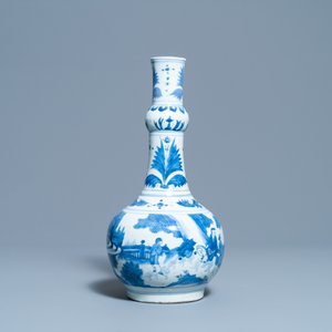 A Chinese blue and white bottle vase with figures in a landscape, Transitional period — 照片 4