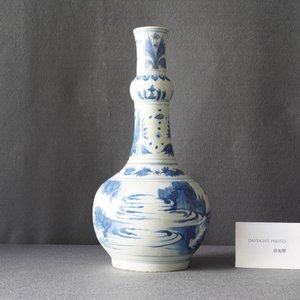 A Chinese blue and white bottle vase with figures in a landscape, Transitional period — 照片 8