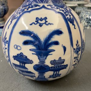 A Chinese blue and white bottle vase with floral design and antiquities, Kangxi — photo 14
