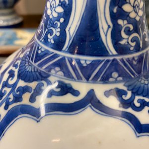 A Chinese blue and white bottle vase with floral design and antiquities, Kangxi — photo 15