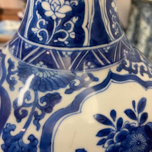 A Chinese blue and white bottle vase with floral design and antiquities, Kangxi — photo 17