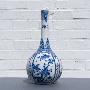 A Chinese blue and white bottle vase with floral design and antiquities, Kangxi — photo 21