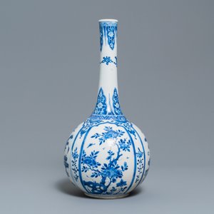 A Chinese blue and white bottle vase with floral design and antiquities, Kangxi — photo 3
