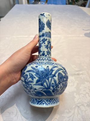 A Chinese blue and white bottle vase with floral design, hare mark, Wanli — photo 1