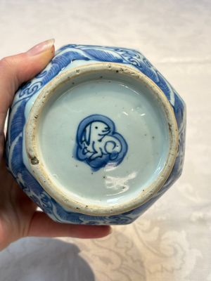 A Chinese blue and white bottle vase with floral design, hare mark, Wanli — photo 11