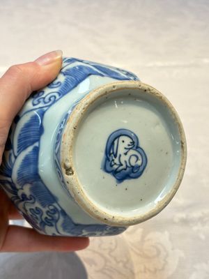 A Chinese blue and white bottle vase with floral design, hare mark, Wanli — photo 12