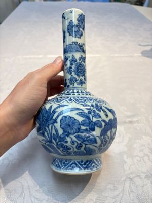 A Chinese blue and white bottle vase with floral design, hare mark, Wanli — photo 2