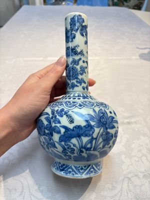 A Chinese blue and white bottle vase with floral design, hare mark, Wanli — photo 3