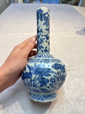 A Chinese blue and white bottle vase with floral design, hare mark, Wanli — photo 4