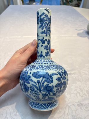 A Chinese blue and white bottle vase with floral design, hare mark, Wanli — photo 5
