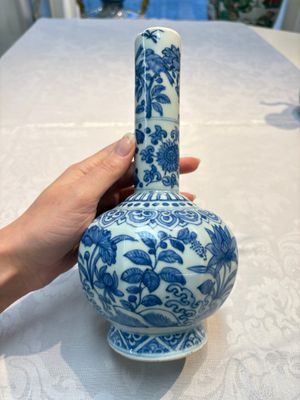 A Chinese blue and white bottle vase with floral design, hare mark, Wanli — photo 6