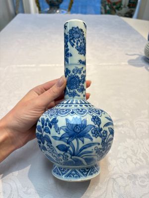 A Chinese blue and white bottle vase with floral design, hare mark, Wanli — photo 7