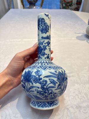 A Chinese blue and white bottle vase with floral design, hare mark, Wanli — photo 8