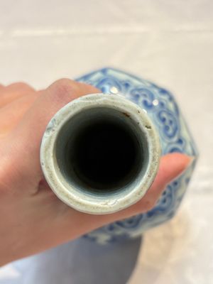 A Chinese blue and white bottle vase with floral design, hare mark, Wanli — photo 9