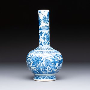 A Chinese blue and white bottle vase with floral design, hare mark, Wanli — photo 1