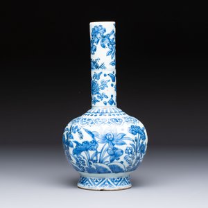 A Chinese blue and white bottle vase with floral design, hare mark, Wanli — photo 2