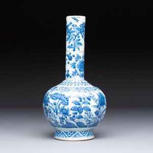 A Chinese blue and white bottle vase with floral design, hare mark, Wanli — photo 3