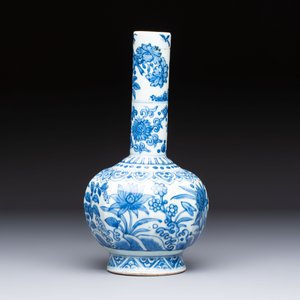 A Chinese blue and white bottle vase with floral design, hare mark, Wanli — photo 4