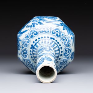 A Chinese blue and white bottle vase with floral design, hare mark, Wanli — photo 5