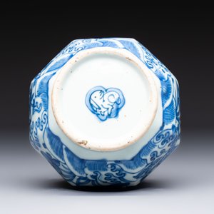 A Chinese blue and white bottle vase with floral design, hare mark, Wanli — photo 6