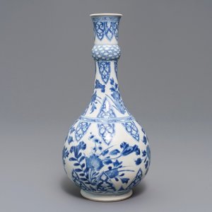 A Chinese blue and white bottle vase with floral design, Kangxi — photo 1