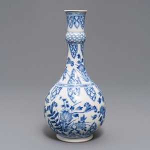 A Chinese blue and white bottle vase with floral design, Kangxi — photo 3