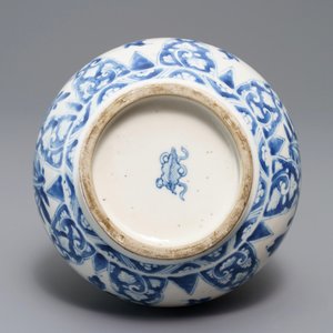 A Chinese blue and white bottle vase with floral design, Kangxi — photo 5