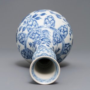 A Chinese blue and white bottle vase with floral design, Kangxi — photo 6