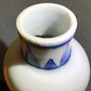 A Chinese blue and white bottle vase with floral design, Transitional period — photo 13