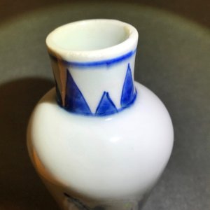 A Chinese blue and white bottle vase with floral design, Transitional period — photo 14