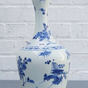 A Chinese blue and white bottle vase with floral design, Transitional period — photo 17