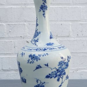 A Chinese blue and white bottle vase with floral design, Transitional period — photo 18