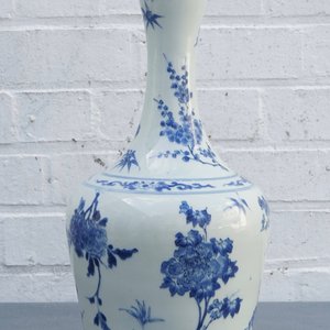 A Chinese blue and white bottle vase with floral design, Transitional period — photo 19