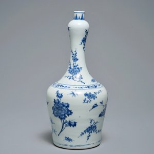A Chinese blue and white bottle vase with floral design, Transitional period — photo 3