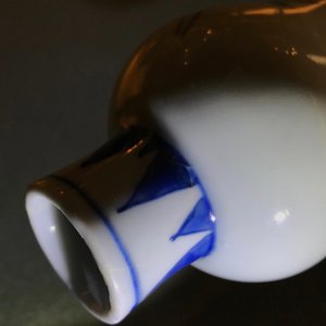 A Chinese blue and white bottle vase with floral design, Transitional period — photo 7