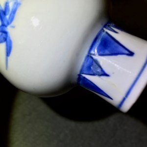 A Chinese blue and white bottle vase with floral design, Transitional period — photo 10