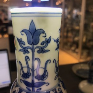 A Chinese blue and white bottle vase with floral design, Transitional period — 照片 11