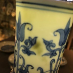 A Chinese blue and white bottle vase with floral design, Transitional period — 照片 12