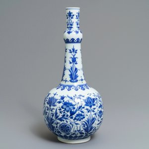 A Chinese blue and white bottle vase with floral design, Transitional period — 照片 2