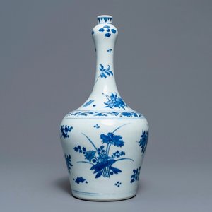 A Chinese blue and white bottle vase with floral design, Transitional period — photo 1