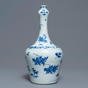 A Chinese blue and white bottle vase with floral design, Transitional period — photo 2