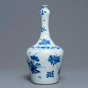 A Chinese blue and white bottle vase with floral design, Transitional period — photo 4