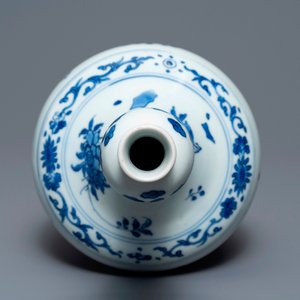 A Chinese blue and white bottle vase with floral design, Transitional period — photo 5