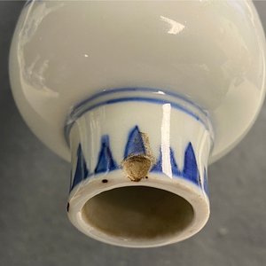 A Chinese blue and white bottle vase with floral design, Transitional period — 照片 11
