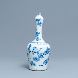 A Chinese blue and white bottle vase with floral design, Transitional period — 照片 4