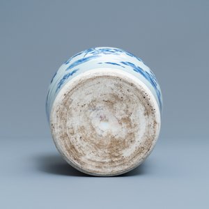 A Chinese blue and white bottle vase with floral design, Transitional period — 照片 5