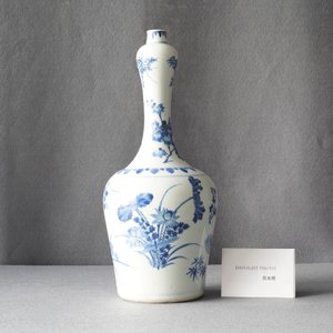 A Chinese blue and white bottle vase with floral design, Transitional period — 照片 8