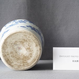 A Chinese blue and white bottle vase with floral design, Transitional period — 照片 9