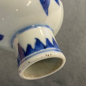 A Chinese blue and white bottle vase with floral design, Transitional period — photo 12
